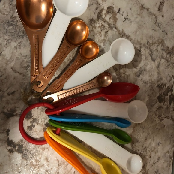 VINTAGE  MEASURING SPOONS 5 SETS BLK FARBERWARE COPPER FIESTAWARE FOX RUN WHITE - Picture 1 of 14